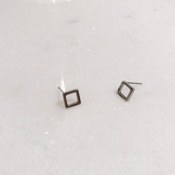 Geometric stud earrings 🔲 - Picture 2 of 9